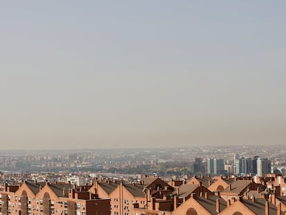 Imagen de la boina de contaminación en Madrid, a 10 de febrero de 2022.