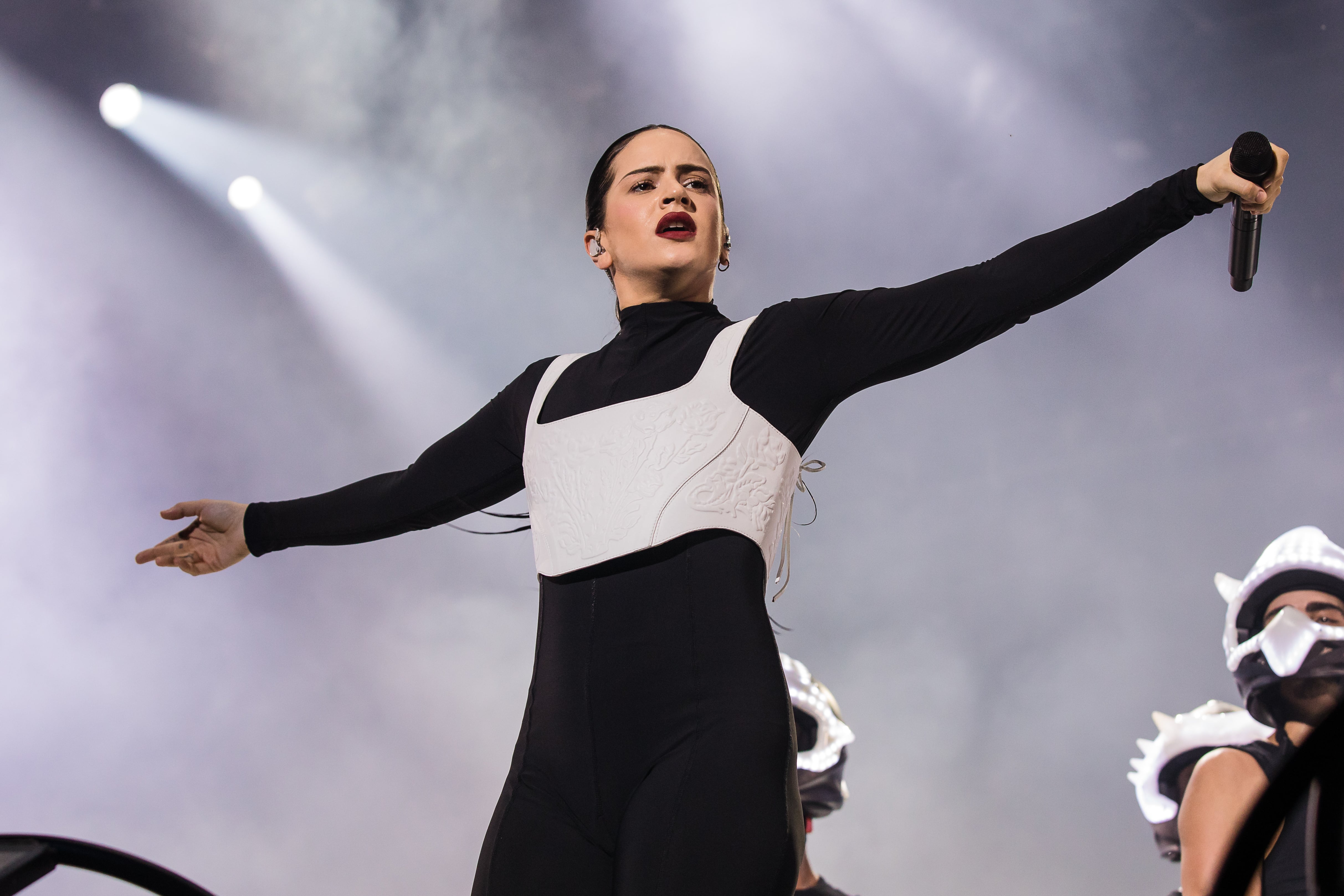 Rosalía sorprende con pistas de su nuevo álbum que desatan la locura en redes
