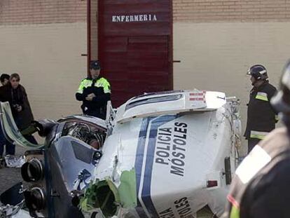 El Bell 206 destrozado en el suelo.