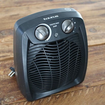 Calefactor portátil sobre una mesa de madera.