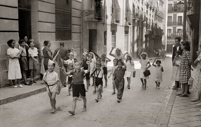 Niños jugando a ser milicianos en el barrio de Lavapiés, en 1936 ((Archivo Regional de la Comunidad de Madrid/ Fondo Martín Santos Yubero).