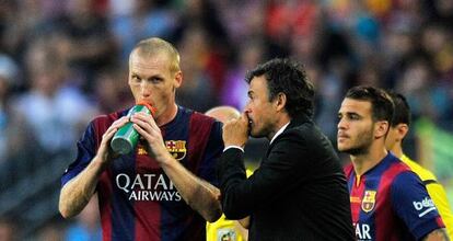 Luis Enrique da instrucciones a Mathieu ante el Granada.