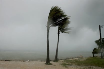 Las playas de Florida comienzan a notar la llegada del peligroso huracán 'Dennis'.