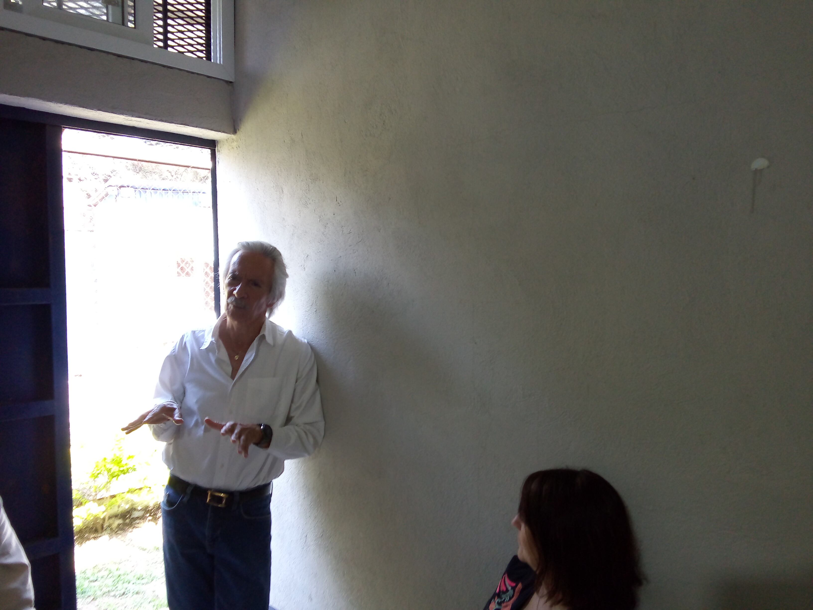 José Rubén Zamora, a la izquierda, recibe a un grupo de escritores y periodistas. 