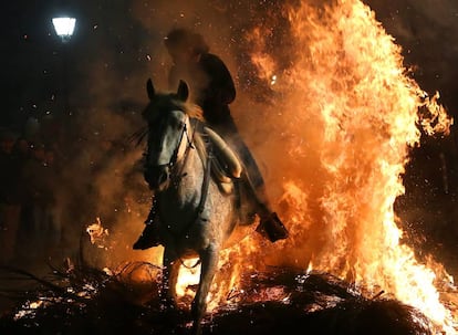 Fiesta de las Luminarias de San Bartolomé de Pinares en Ávila.