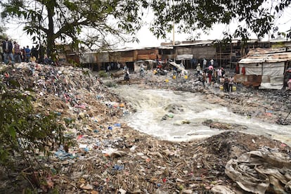 Montañas de ropa vieja junto al río Nairobi.