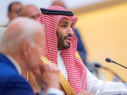 El príncipe heredero saudí, Mohamed bin Salmán, junto con el presidente de EE UU, Joe Biden, en Yeda (Arabia Saudí), el 16 de julio de 2022.