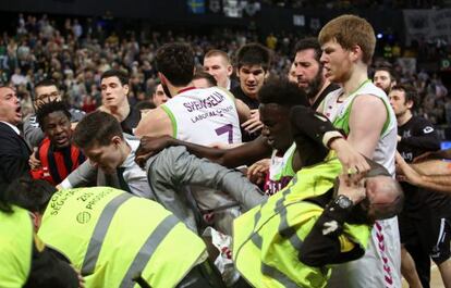 La pelea entre jugadores del Bilbao y el Baskonia.