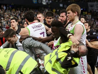 La pelea entre jugadores del Bilbao y el Baskonia.