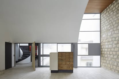 El estudio de Le Corbusier comunica con la entrada y las escaleras que llevan a la terraza superior. |