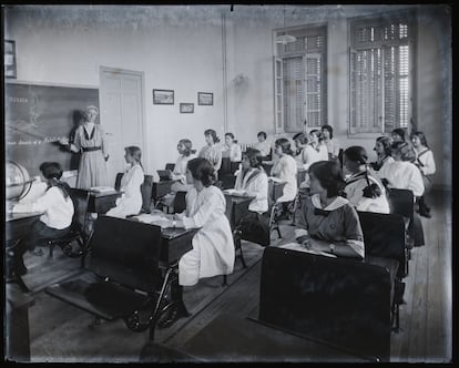 Clase del Instituto Internacional de Señoritas, en Madrid, en una imagen cedida por el Instituto del Patrimonio Cultural de España.