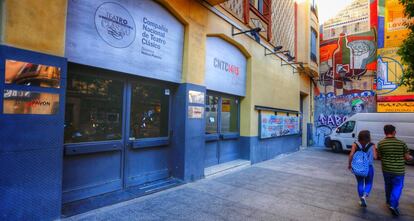 La fachada del Teatro Pav&oacute;n en la calle Embajadores, en una imagen de ayer.