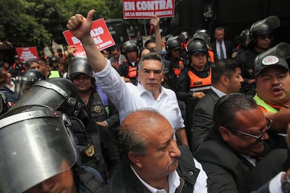 Alejandro Moreno Cárdenas protesta contra la reforma judicial frente al Senado, el 5 de septiembre en Ciudad de México.