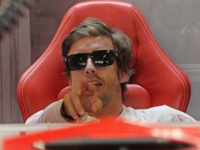 Fernando Alonso, en el garaje de Ferrari.
