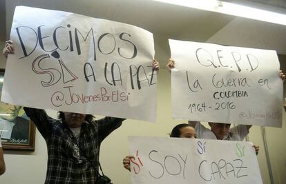 J&oacute;venes muestran carteles por el &#039;s&iacute;&#039; al plebiscito de paz, en Antioquia.