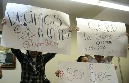 Jóvenes muestran carteles por el 'sí' al plebiscito de paz, en Antioquia.