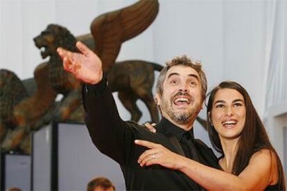 Alfonso Cuarón y su mujer, Annalisa Bugliani, saludan antes de entrar a la proyección de <i>Los hijos de los hombres.</i>