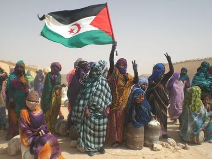 Mujeres saharauis acuden a recoger bombonas de gas que entrega la ONU.