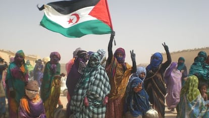 Mujeres saharauis acuden a recoger bombonas de gas que entrega la ONU.