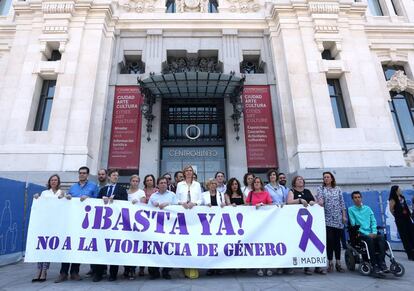 La alcaldesa de Madrid, Manuela Carmena junto a otros concejales, en un minuto de silencio contra la violencia de género.