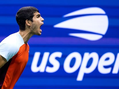 Carlos Alcaraz celebra un punto durante el partido contra Sinner en la Arthur Ashe.