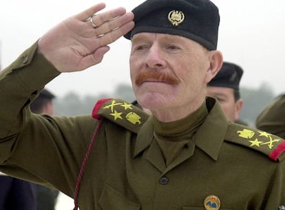 Al Duri saluda en una ceremonia en Bagdad, en diciembre de 2002.