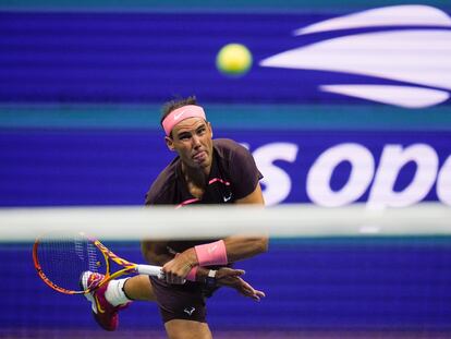 Nadal sirve durante el partido contra Hijikata en la central de Nueva York.