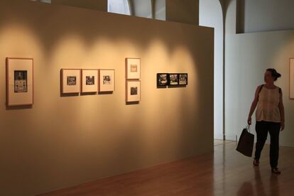 Una mujer pasea por la exposición en la Casa Árabe.