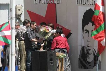 Diez Usabiaga, con camisa de rayas, y Arnaldo Otegi, en el homenaje al presunto etarra fallecido en Francia.