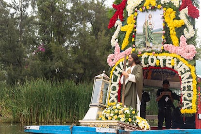 Una reliquia de San Judas Tadeo es transportada en una urna de vidrio en una trajinera a través de los canales de Xochimilco, el domingo 11 de agosto de 2024.