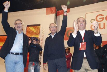 De izquierda a derecha, José Blanco, Emilio Pérez Touriño y Pachi Vázquez, ayer en el Palacio de Congresos de Santiago.