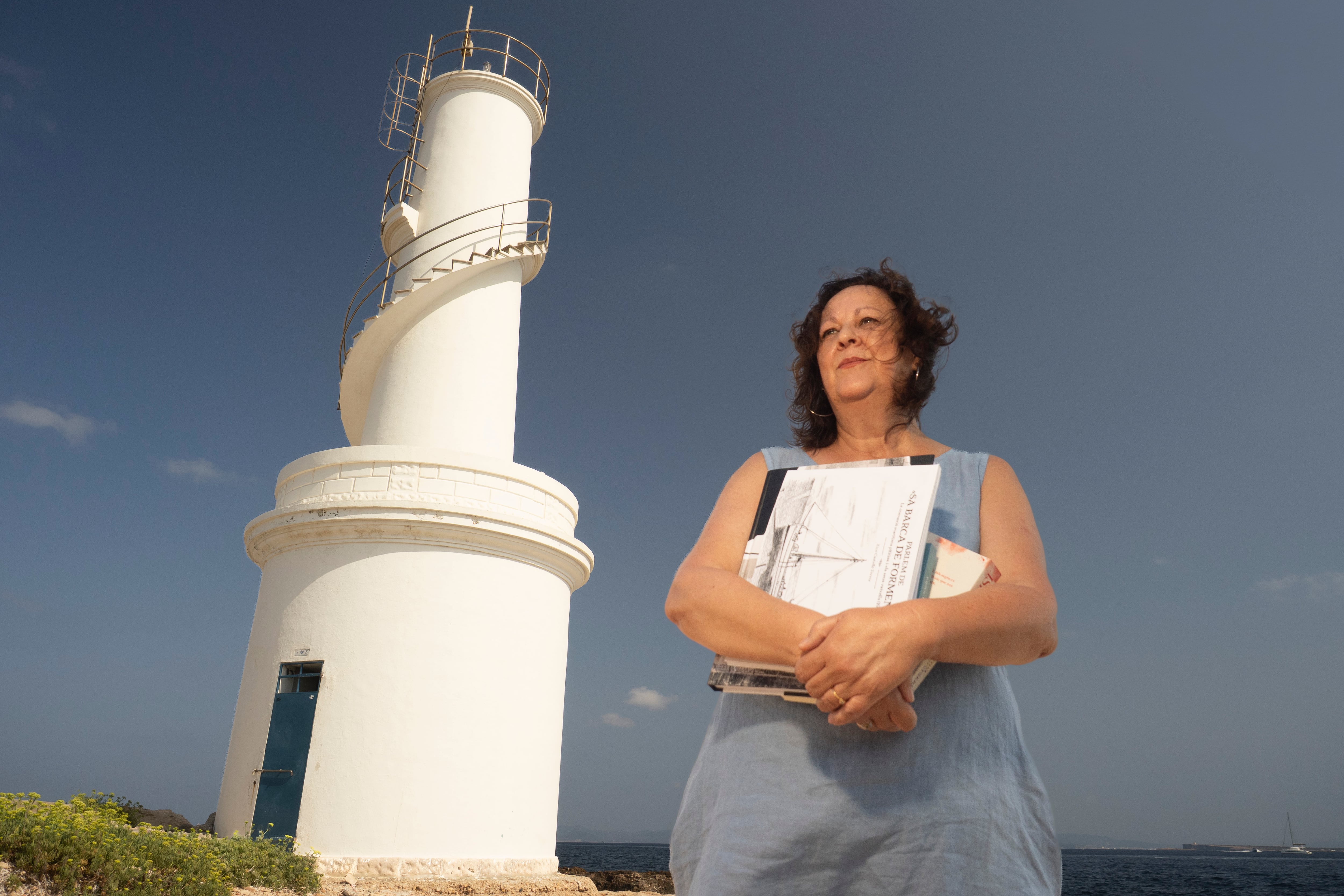 Carme Tur Ferrer, de la Librería Tur Ferrer, delante del faro de La Savina, en Formentera.

