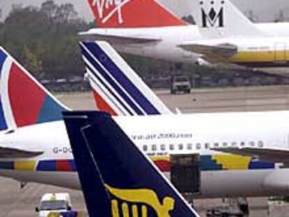 Un avión de Ryanair (en primer plano) aparcado ayer en Manchester.