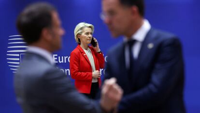 El presidente de Francia, Emmanuel Macron, el primer ministro de los Países Bajos, Mark Rutte, y la presidenta de la Comisión Europea, Ursula von der Leyen, durante una cumbre informal de líderes de la Unión Europea en Bruselas, este miércoles.