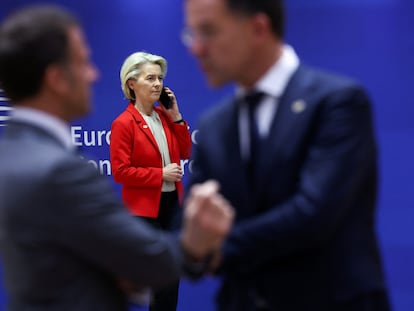 El presidente de Francia, Emmanuel Macron, el primer ministro de los Países Bajos, Mark Rutte, y la presidenta de la Comisión Europea, Ursula von der Leyen, durante una cumbre informal de líderes de la Unión Europea en Bruselas, este miércoles.