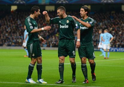 Benzema celebra su gol con Di Maria y el alemán Khedira.