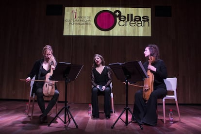 Anna y Sophia Danilevskaia (vihuelas) y la cantante Perrine Devillers (centro).