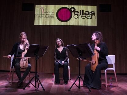 Anna y Sophia Danilevskaia (vihuelas) y la cantante Perrine Devillers (centro).