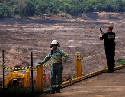 Oficial da Polícia Federal faz fotos na barragem I da mina do Feijão, em Brumadinho.