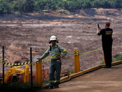 Oficial da Polícia Federal faz fotos na barragem I da mina do Feijão, em Brumadinho.