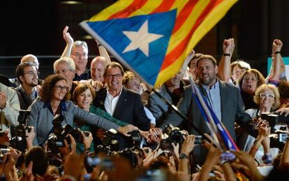 Els integrants de Junts pel Sí celebren els seus resultats.