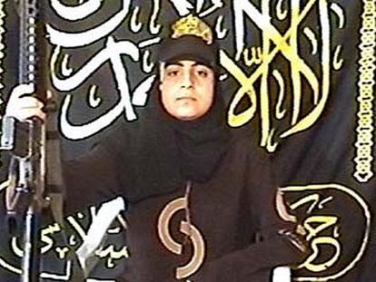 Foto sacada de un vídeo distribuido por la Yihad Islámica que muestra a la suicida palestina Merfat Masoud con un fusil.