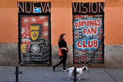 Muchos comerciantes del barrio han decorado las persianas de sus locales con grafitis para evitar las pintadas incñivicas. Un acuerdo no escrito dice que los grafiteros tienen que respetarse las obras.