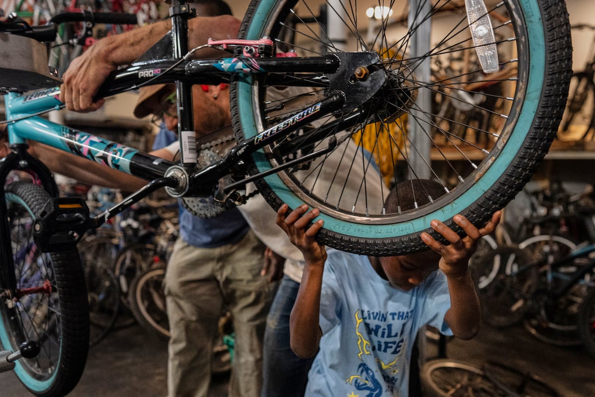 El proyecto que dona bicicletas a migrantes africanos en Ohio a cambio de repararlas