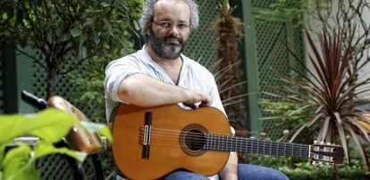 El músico David González con su guitarra José Ramírez.