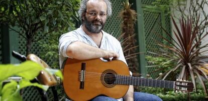 El m&uacute;sico David Gonz&aacute;lez con su guitarra Jos&eacute; Ram&iacute;rez. 