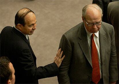 El embajador iraquí ante la ONU (izquierda) y el jefe de los inspectores de desarme, Hans Blix, ayer en la ONU.