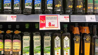 Botellas de aceite de oliva en un supermercado.