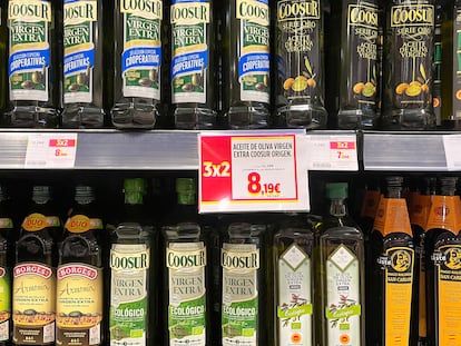 Botellas de aceite de oliva en un supermercado.