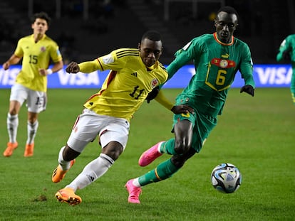 Alexis Castillo Manyoma disputa el balón con Souleymane Basse durante el partido entre Colombia y Senegal en el Mundial sub 20 de Argentina.